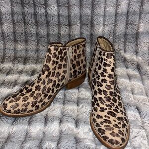 Women’s 7.5 Matisse leopard ankle booties.